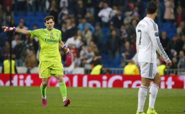 VIDEO: Iker Casillas regresa a Cristiano y lo obliga a saludar al público