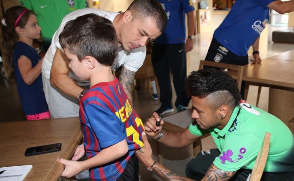 D'Alessandro llevó a sus hijos a conocer a Neymar en Brasil