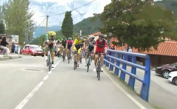 VIDEO: Ciclistas se van a los golpes en plena Vuelta de España
