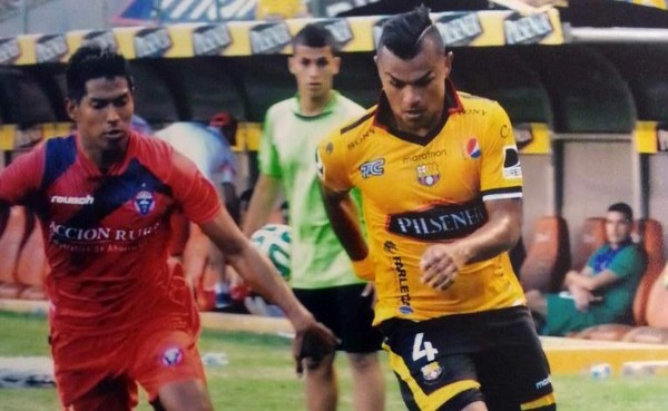 Con Mario Martínez, Barcelona empata con Universidad Católica