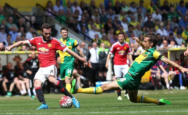 Manchester United se mete en la pela por la Champions League tras ganar en Norwich