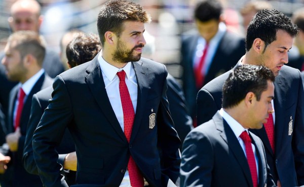 Gerard Piqué se tira un ventoso en pleno vuelo del Barcelona