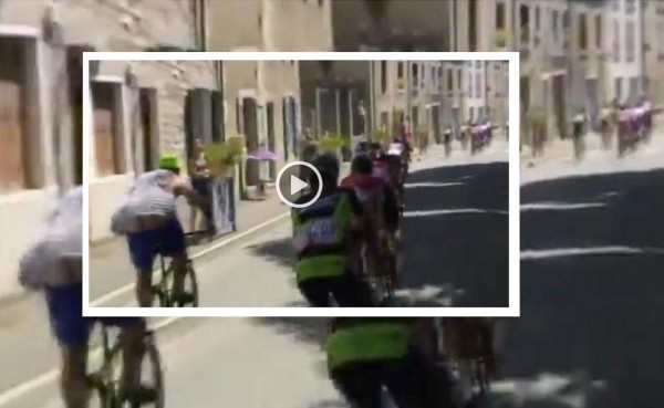 VIDEO: Aficionado se une al Tour de Francia con los pantalones caídos