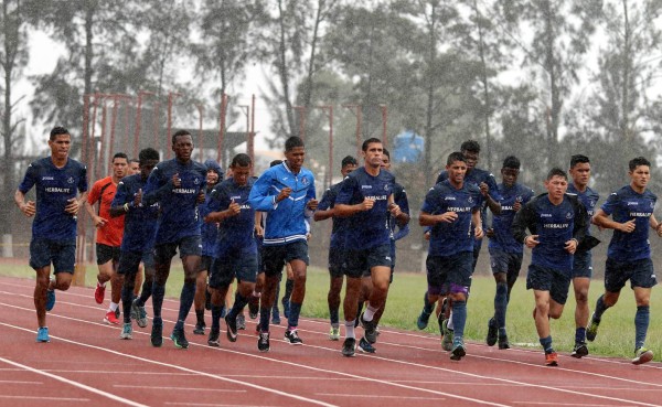 Motagua no descansa y se entrena bajo la fuerte lluvia de la capital