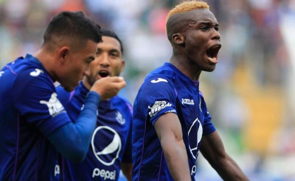 Rubilio Castillo festejando a todo pulmón el golazo que hizo Carlos Discua. FOTO Juan Salgado