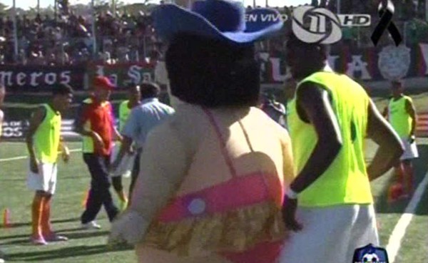 VIDEO: Mascota de Copa Presidente reparte besos a jugadores en Gracias