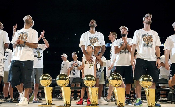 San Antonio Spurs y su afición en un solo nudo festejan el quinto anillo