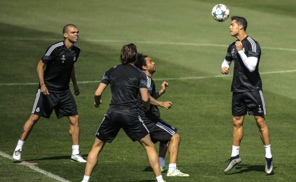 Chicharito o Benzema, duda en ataque en el Real Madrid