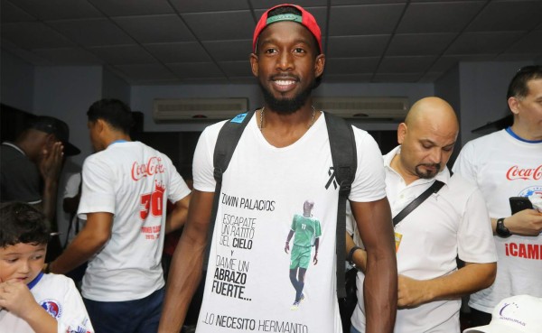 Johnny Palacios celebró felizmente su décima copa con Olimpia