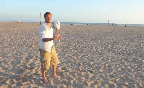 Los tres remates imposibles de David Beckham en la playa