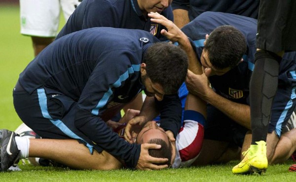 VIDEO: Jugador del Atlético queda inconsciente en pleno partido