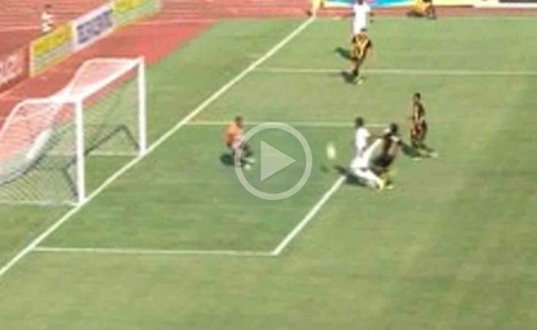 Video: Carlo Costly falló de forma increíble dos goles ante Real España