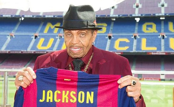 El padre de Michael Jackson visita instalaciones del Barça
