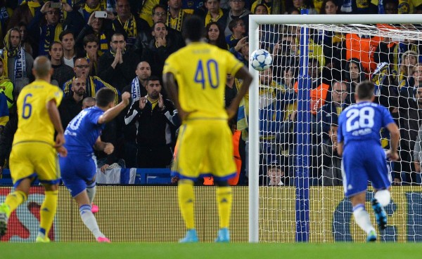 VIDEO: Hazard falla penal y envía el balón a las nubes