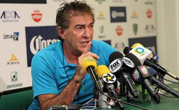 40 años después, Ricardo La Volpe se corta el bigote en México