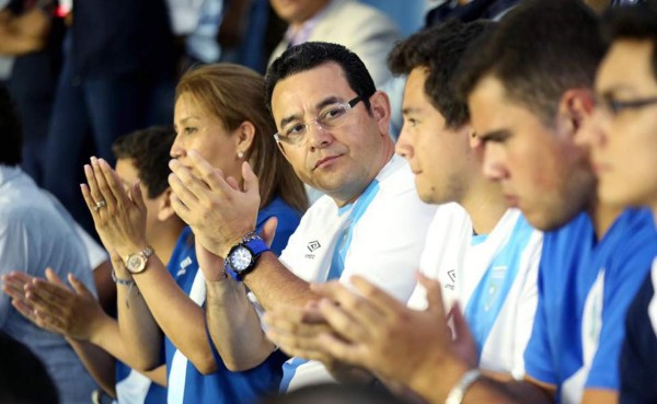 Presidente de Guatemala defiende viaje de su hermano a USA para apoyar a selección