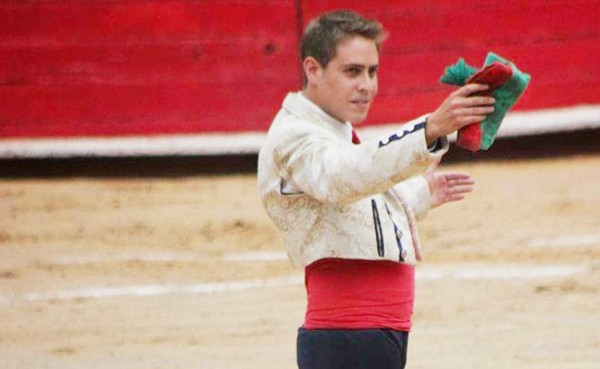 VIDEO: Muere torero mexicano tras recibir una cornada