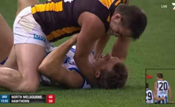 Jugador por poco mata a su oponente en este partido de rugby