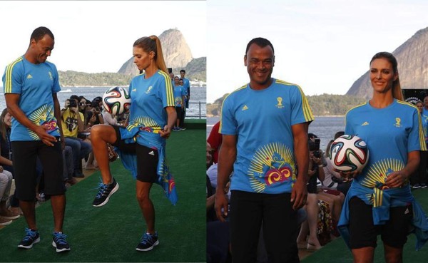 VIDEO: Fernanda Lima modeló con los voluntarios del Mundial