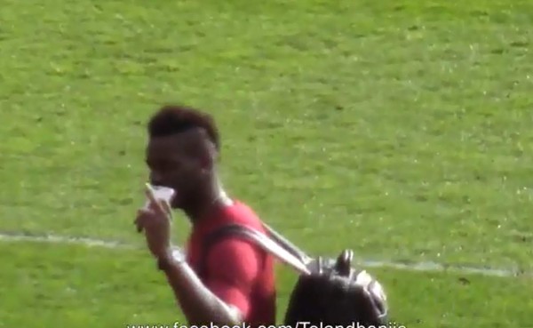 VIDEO: Balotelli hace gesto obsceno a afición del Liverpool