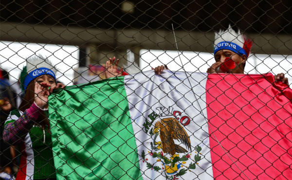 Ambiente en el Estadio Azteca -Mexico vs Nueva Zelandia .