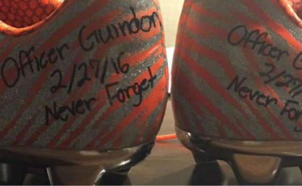 Gran homenaje de un jugador de la NFL a una policía asesinada