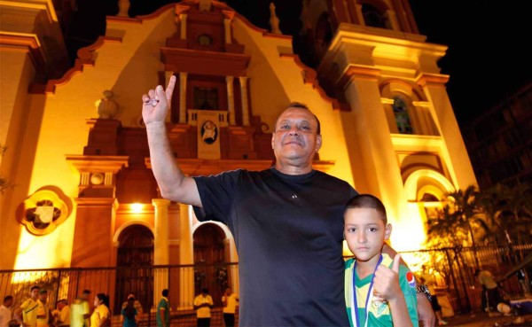 Carlos Orlando llegó a cumplir su promesa, pero la Catedral estaba cerrada