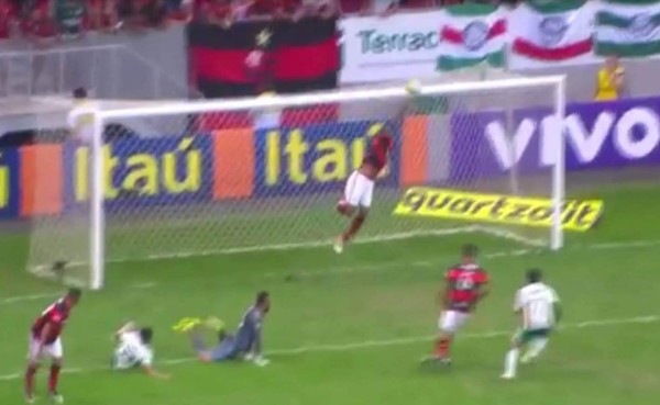 Espectacular tapada de central del Flamengo