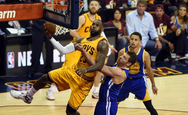 Lebron guía a los Cavaliers y ganan 2-1 a Warriors en final de la NBA