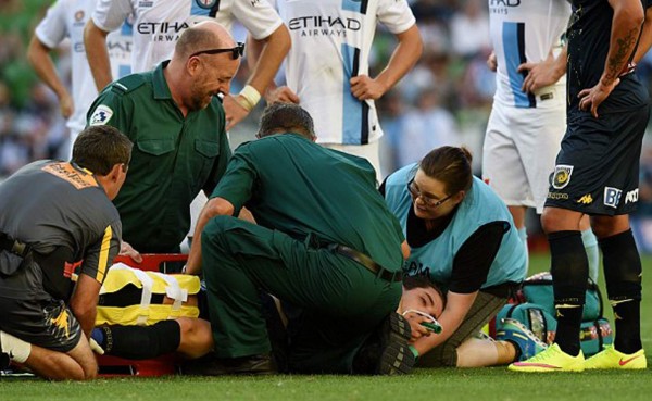 VIDEO: Futbolista se fractura la pierna y se disloca el hombro en una sola jugada