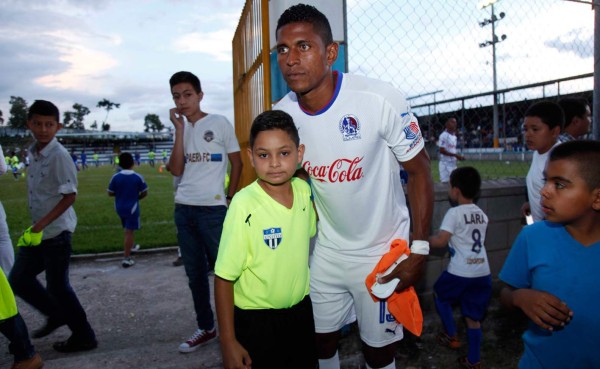 El hondureño Carlo Costly fue ovacionado por aficionados del Lepaera
