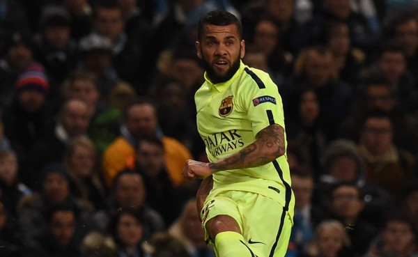 Dani Alves se disculpa por enfadarse tras ser sustituido