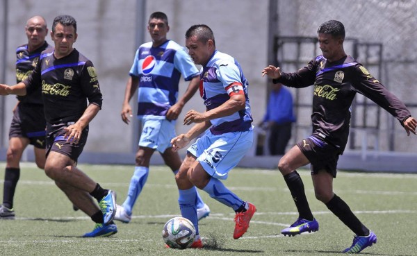 Amado Guevara sigue demostrando su calidad, ahora en veteranos