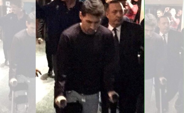 Lionel Messi llegó en muletas al estadio Camp Nou