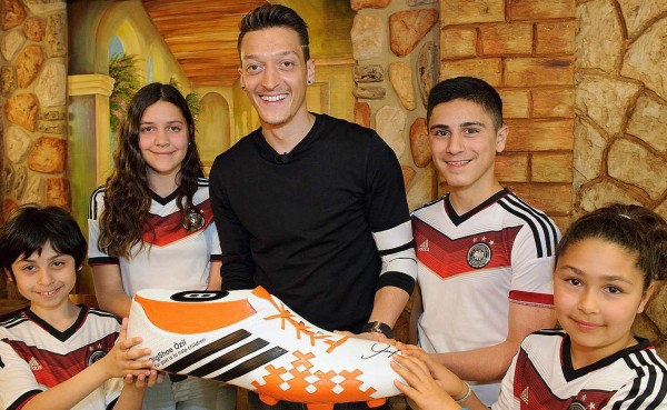 Mesut Özil paga operación a 11 niños brasileños