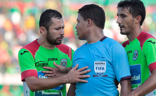 Alfredo al árbitro: 'Que put.. pitás mier.. te estás cag.... en nosotros'