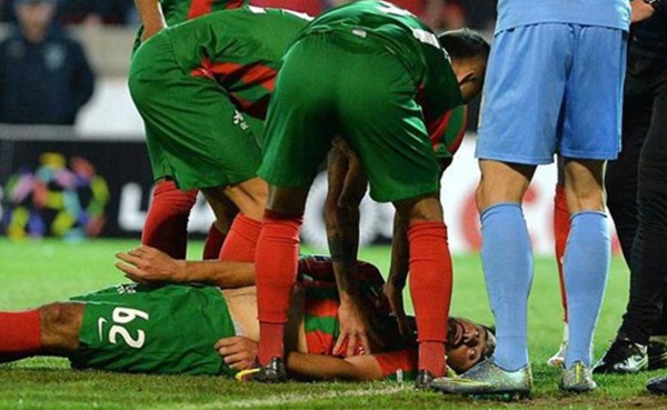 VIDEO: Médicos reviven a futbolista en Portugal tras un fuerte choque