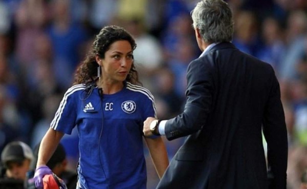 Mourinho castigó a la doctora Eva Carneiro y al fisioterapeuta del Chelsea por ingresar al campo a atender a Hazard en el duelo ante Swansea. Foto Agencias