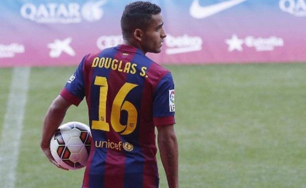 Brasileño Douglas no convence como lateral en Barcelona y genera duras críticas