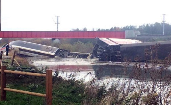 En medio de una Francia en alerta máxima, se descarilla tren y deja siete muertos