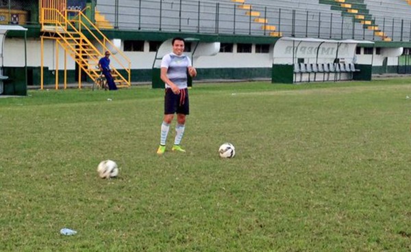 Rambo de León aparece entrenando con el Platense