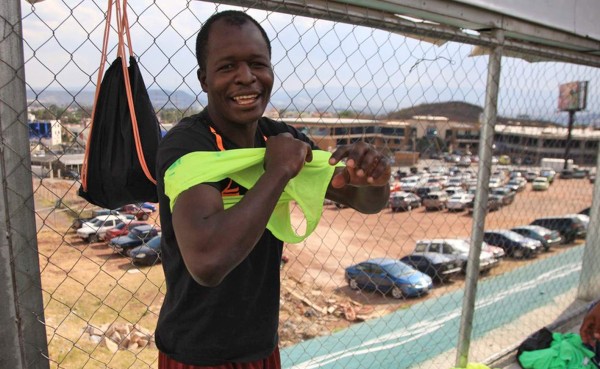 La nueva vida del Muñeco González vendiendo carne asada en Trujillo