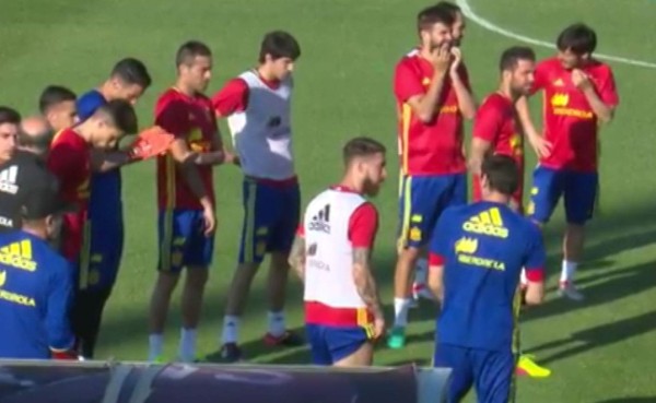 Álvaro Morata ausente en el entrenamiento de España por precaución