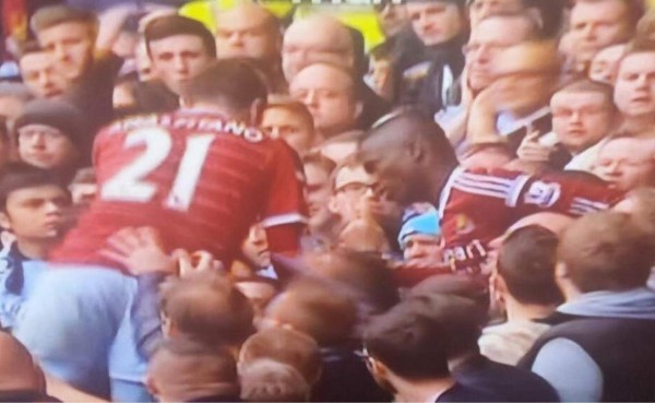 VIDEO: Enner Valencia fue caer a graderías tras pase de gol