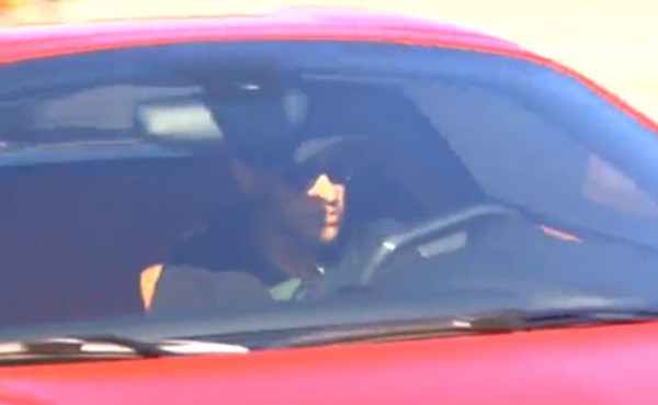 VIDEO: Neymar deslumbra al llegar al entrenamiento en su Ferrari