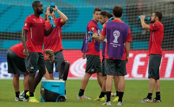 La selección de Suiza siente el calor de Manaos