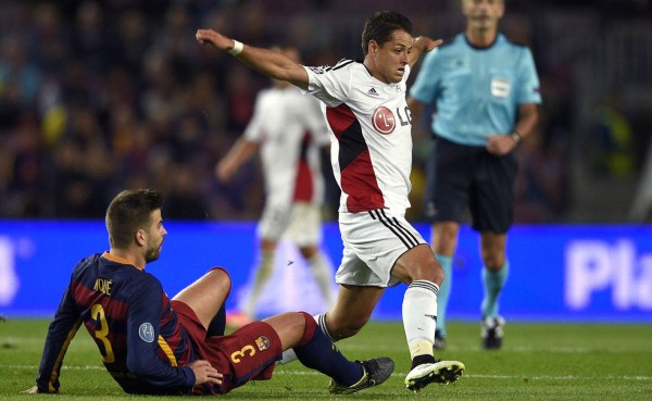 'Chicharito' Hernández perdonó el 2-0 del Leverkusen ante el Barcelona