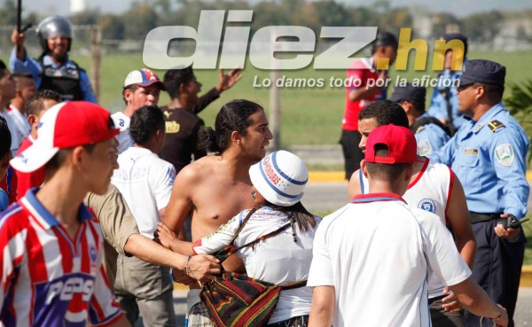 Imágenes: Piedras, armas y violencia en la pelea de barras previo al Real España-Olimpia