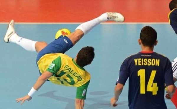 Espectacular: La 'doble chilena' del Falcao Brasileño en el fútbol sala