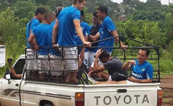 Jugadores del Comunicaciones llegaron en pailas de carros a jugar